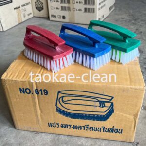 แปรงเตารีด 3 สี บนกล่อง